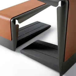 Tavolino Ploto in legno di frassino nero e metallo