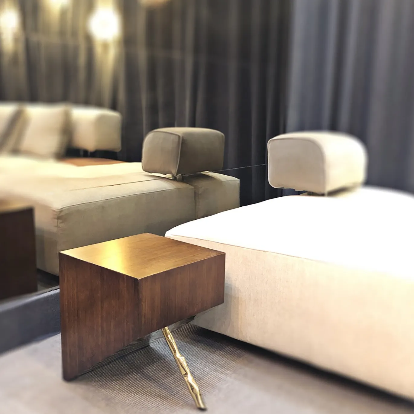 Tavolino quadrato D/Zen Natural Oro e Marrone di CtrlZak