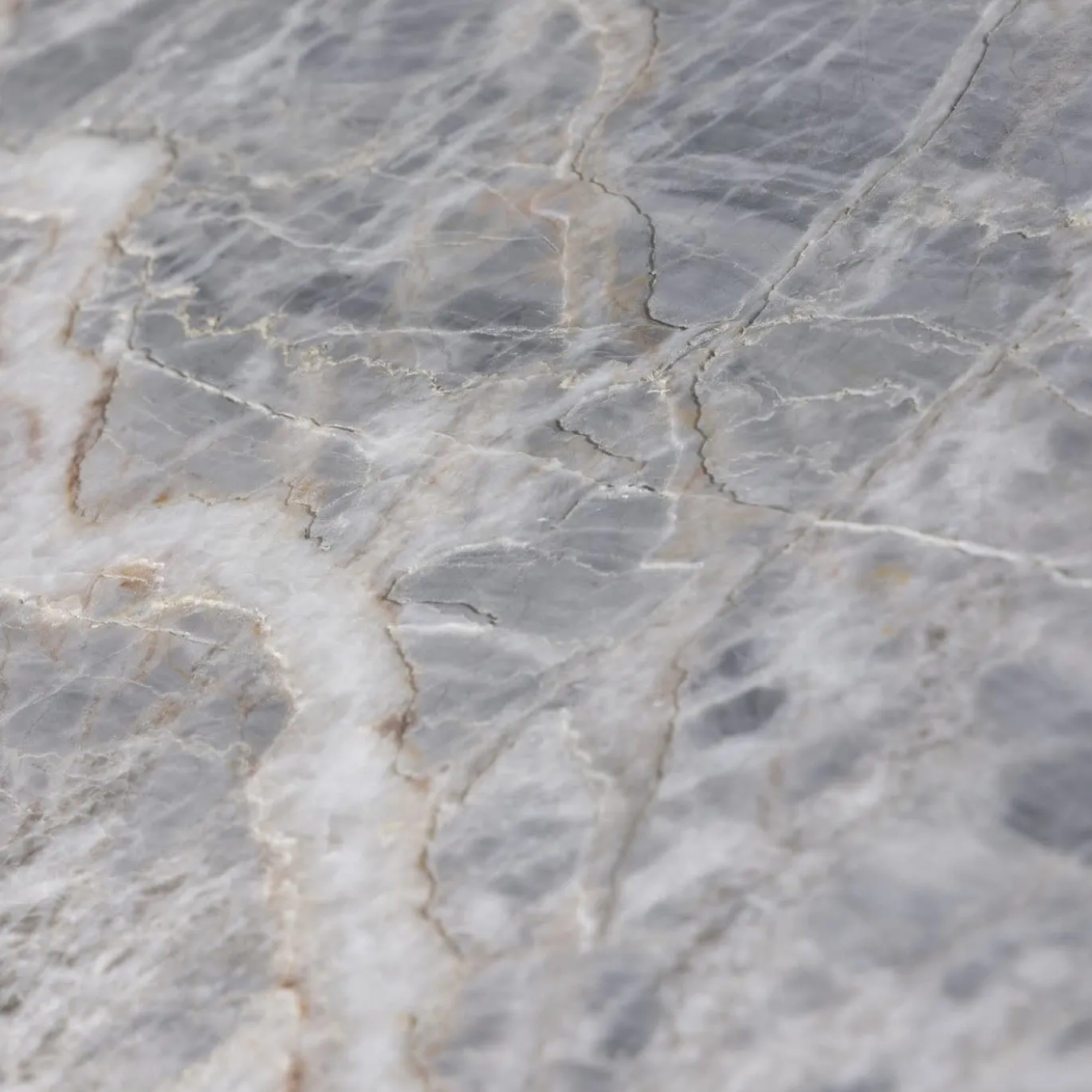 Tavolino quadrato Itinera in marmo grigio e ferro di S. Golubeva