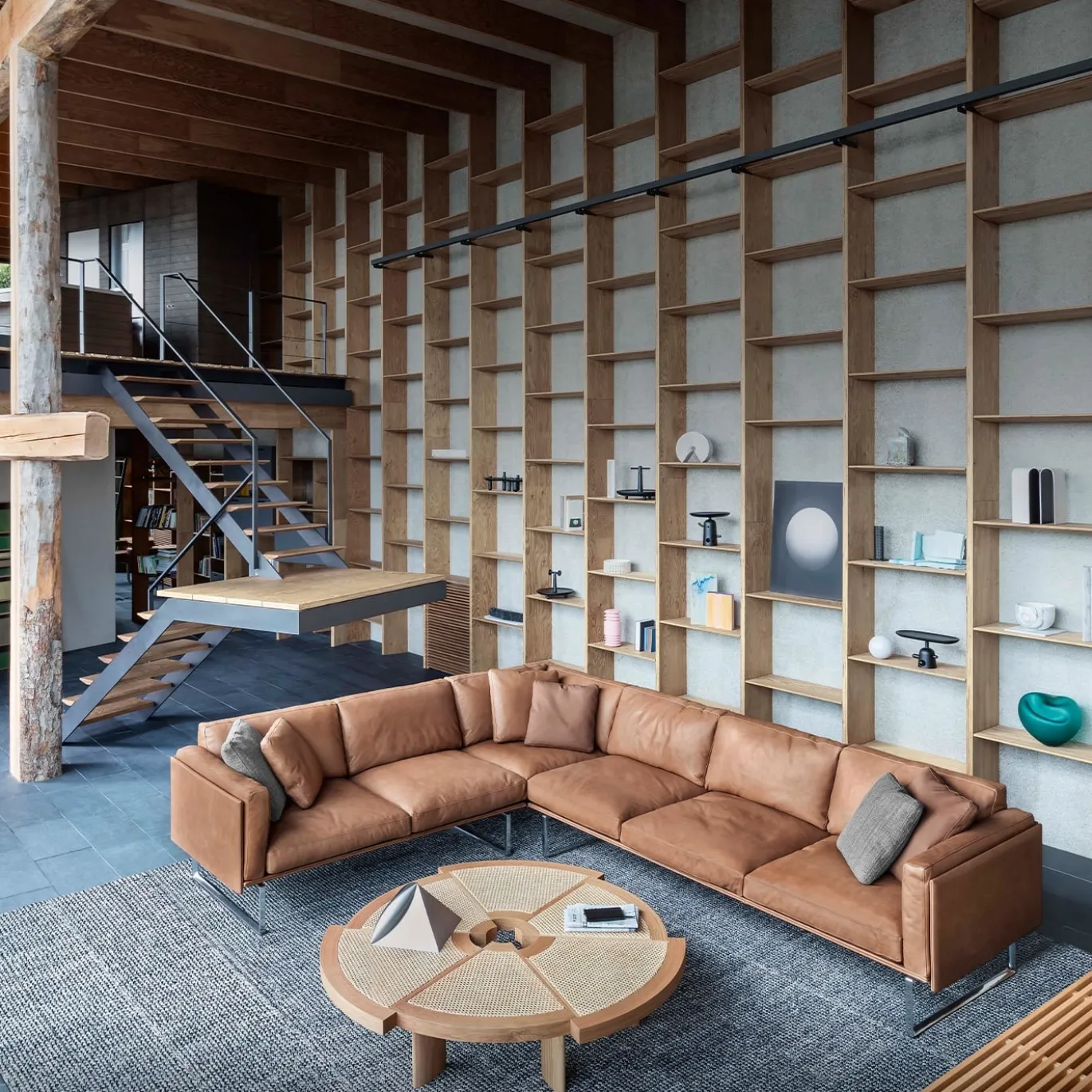 Tavolino Rio in Rovere e Paglia di Vienna di Charlotte Perriand