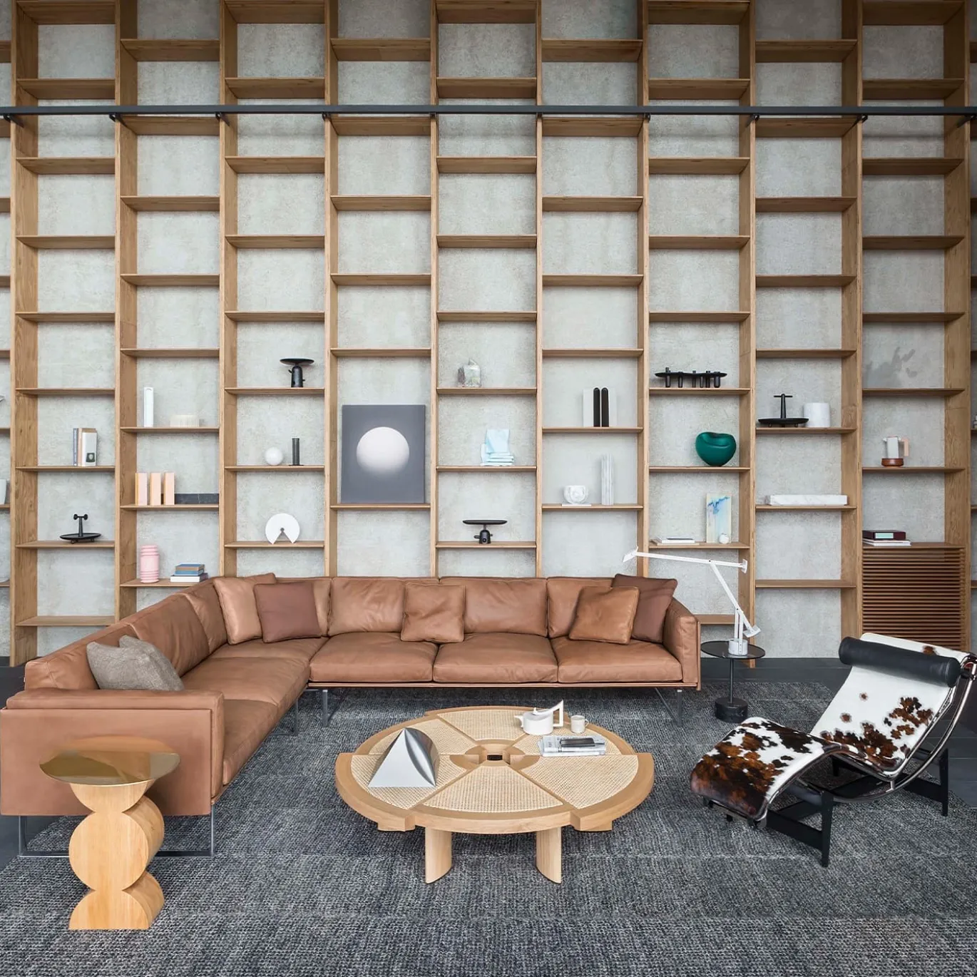 Tavolino Rio in Rovere e Paglia di Vienna di Charlotte Perriand