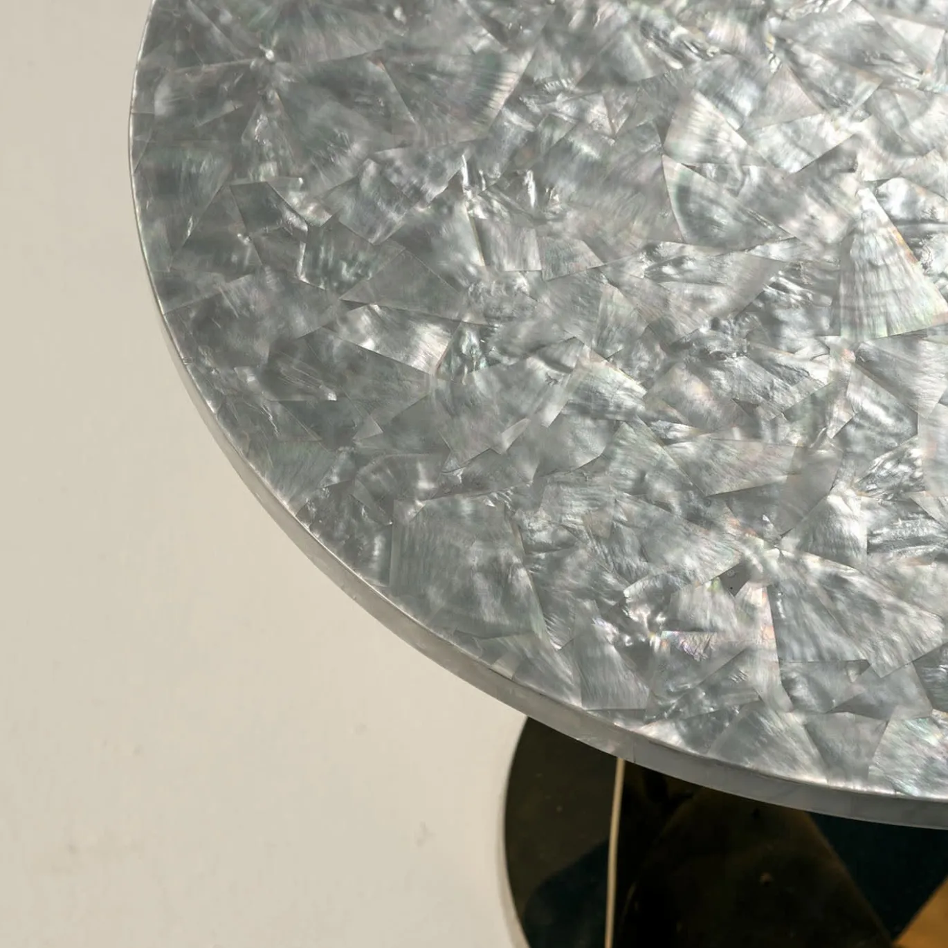 Tavolino rotondo in madreperla e oro Buonanotte