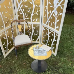 Tavolino rotondo La Visione in ferro grigio con dettagli in foglia d'oro