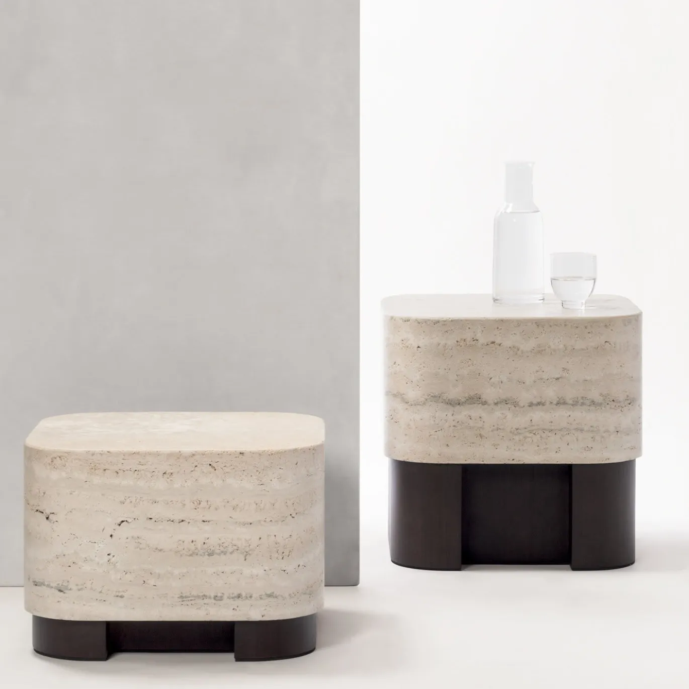 Tavolino rotondo moderno Lloyd in marmo travertino e noce