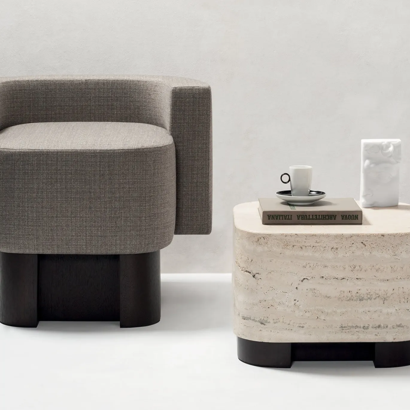 Tavolino rotondo moderno Lloyd in marmo travertino e noce