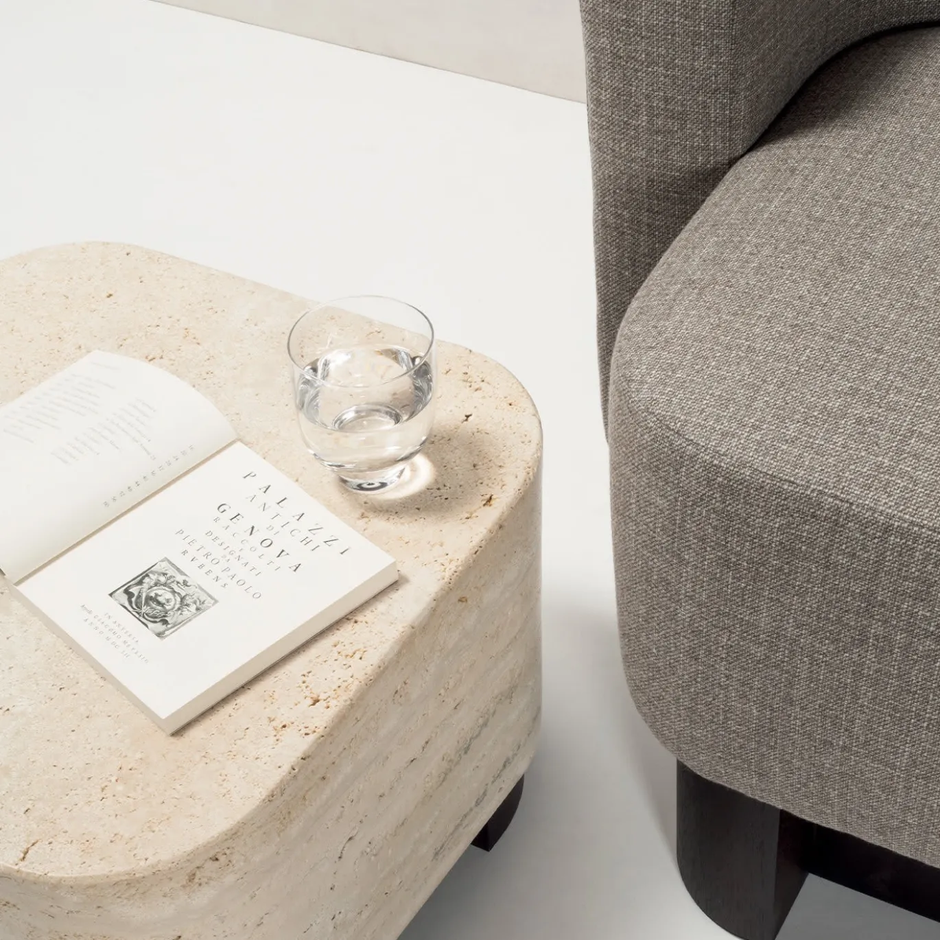 Tavolino rotondo moderno Lloyd in marmo travertino e noce