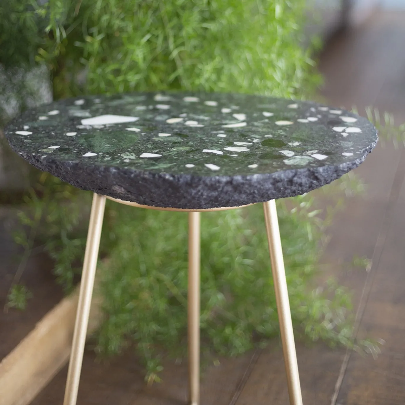 Tavolino rotondo Rio in marmo e base in ottone