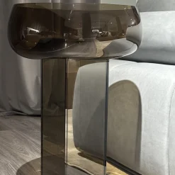 Tavolino scultoreo Setus quadrato in vetro tortora e fumè
