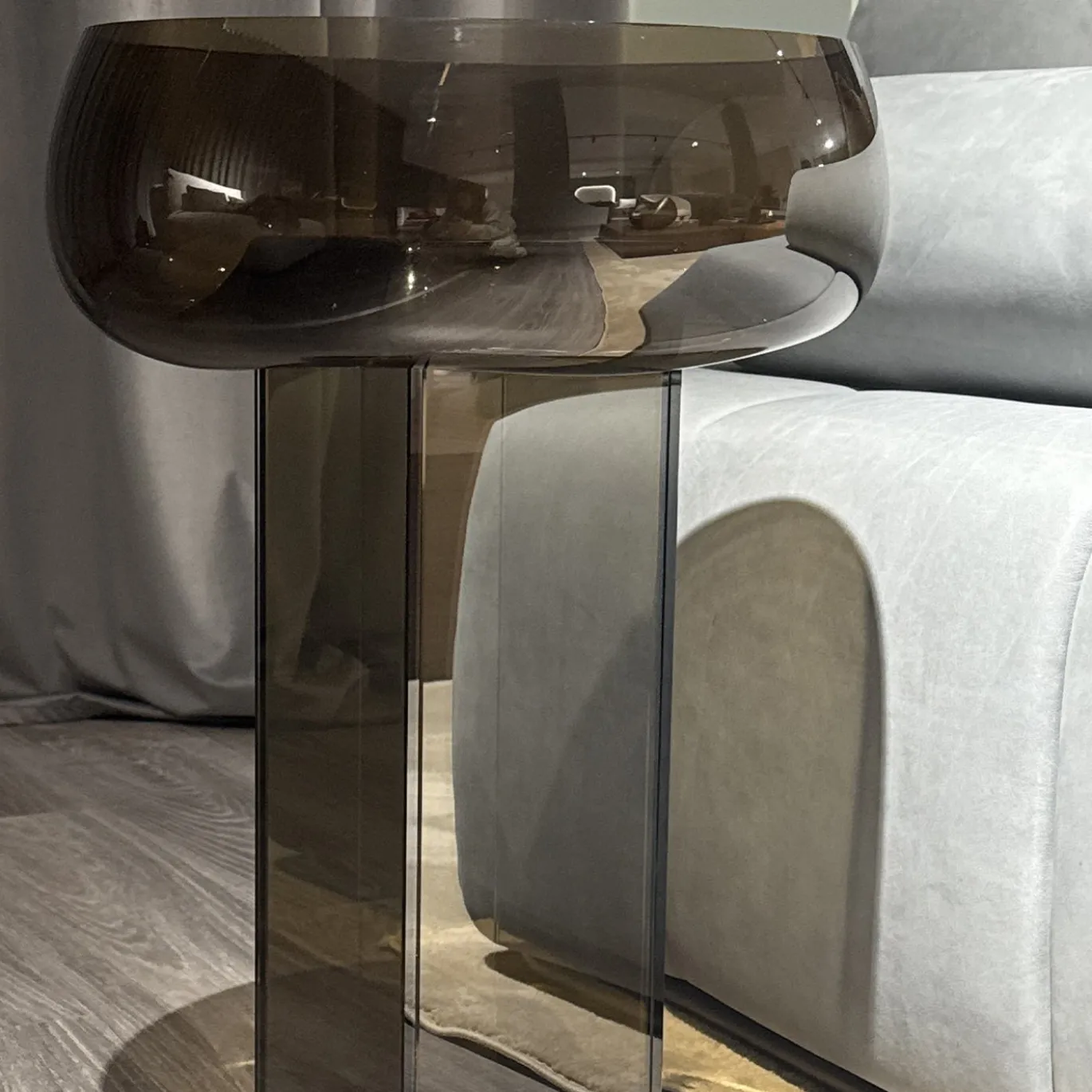 Tavolino scultoreo Setus quadrato in vetro tortora e fumè