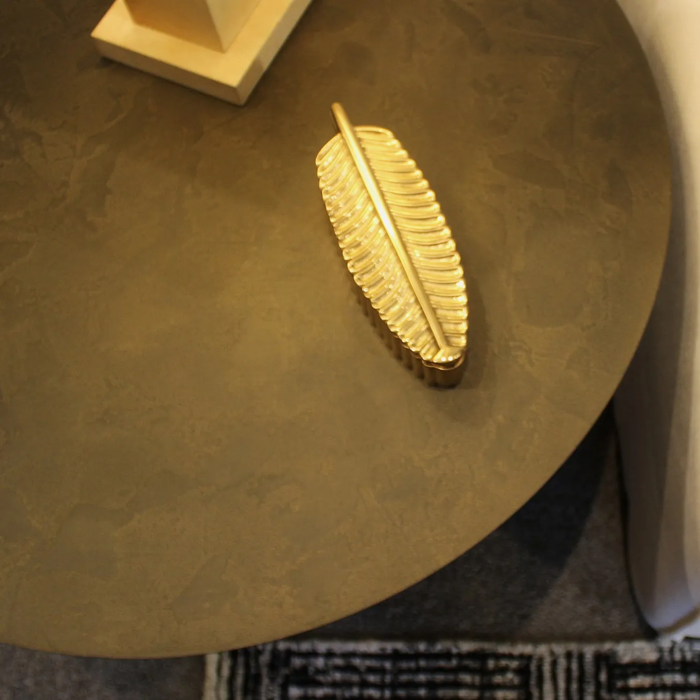 Tavolino Settanta in resina stone bronzo e acciaio