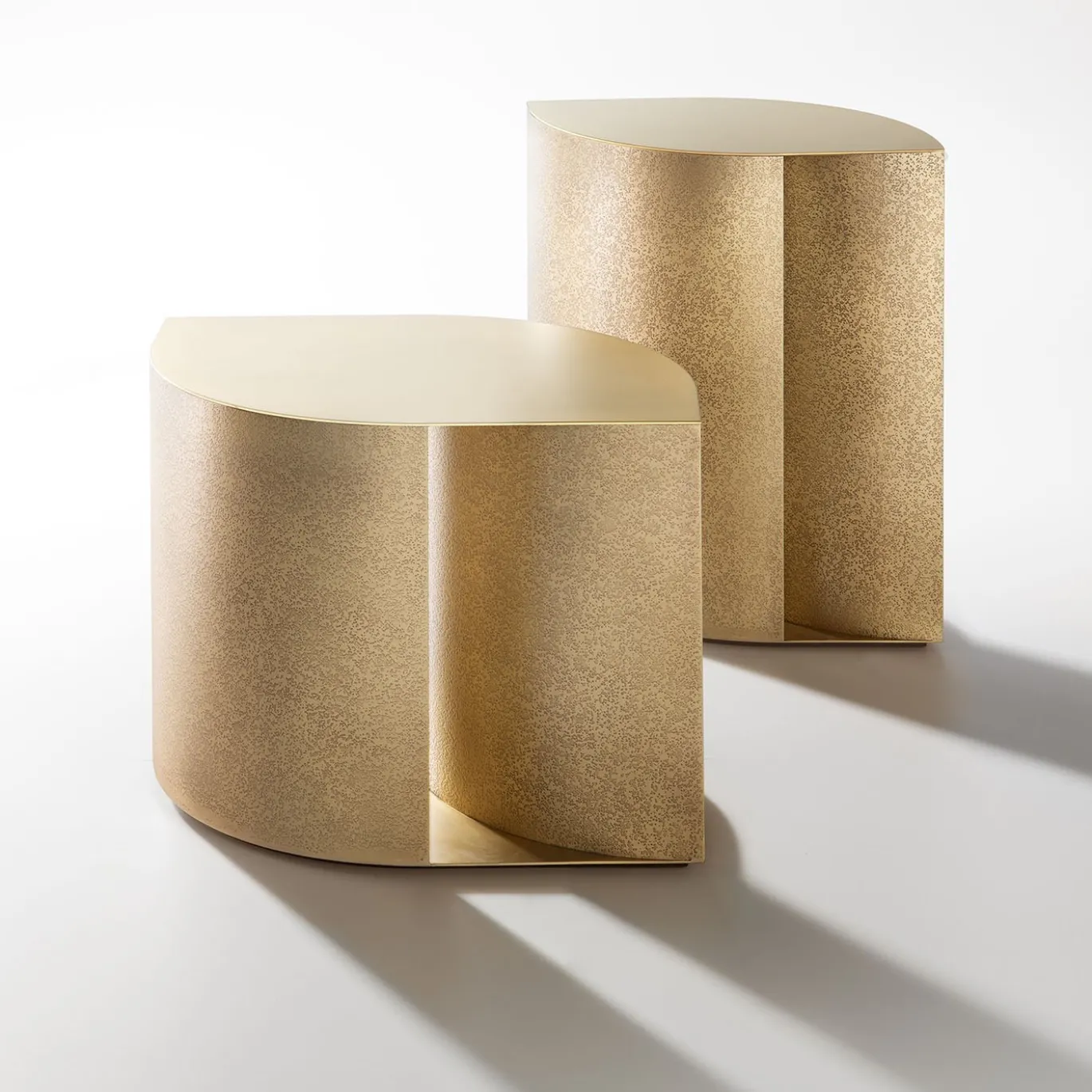 Tavolino Sinestesia 45 in Brass DeErosion di TIPSTUDIO