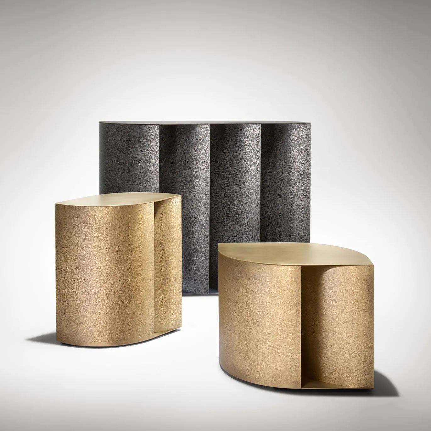 Tavolino Sinestesia 45 in Brass DeErosion di TIPSTUDIO