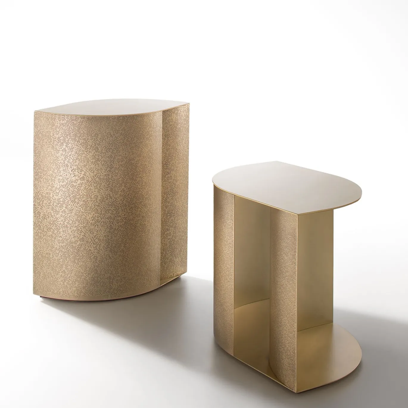 Tavolino Sinestesia in ottone DeErosion 60 di TIPSTUDIO