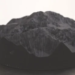 Tavolino topografico Top in frassino nero profondo di Riccardo Vendramin