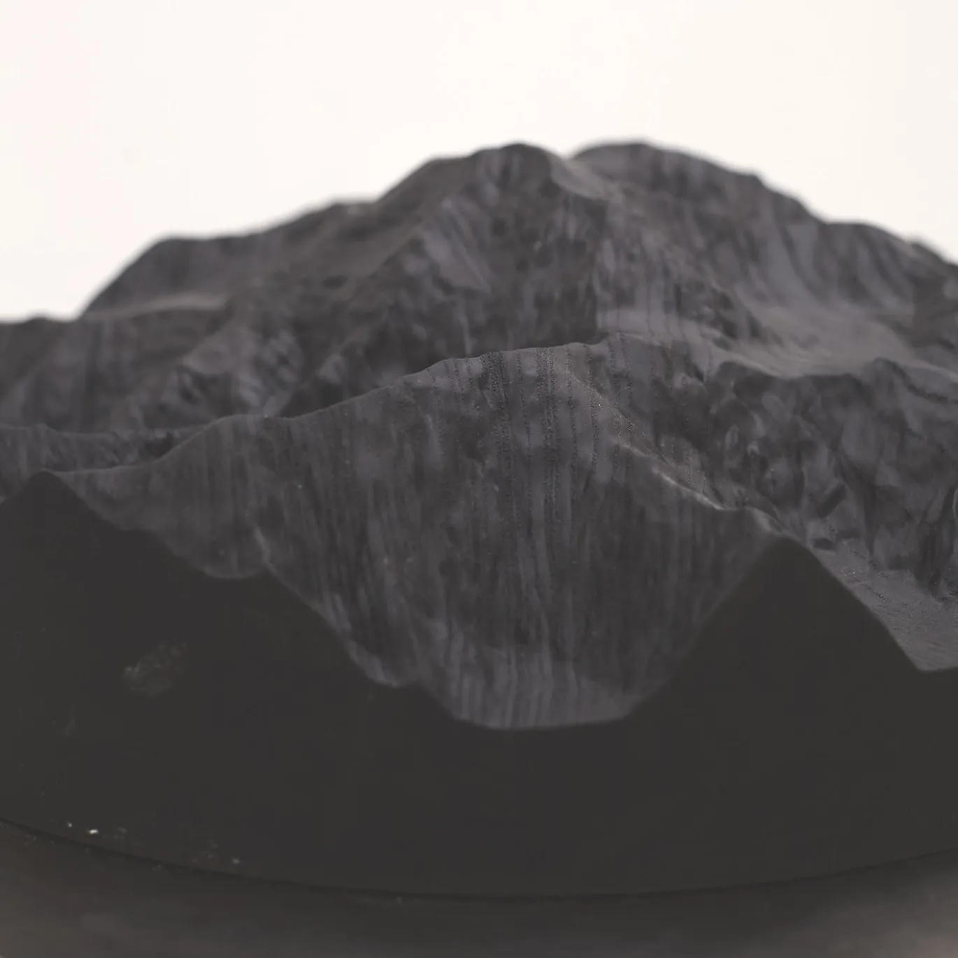 Tavolino topografico Top in frassino nero profondo di Riccardo Vendramin
