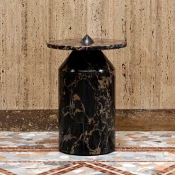 Tavolino Totem Black Portoro di Karen Chekerdjian