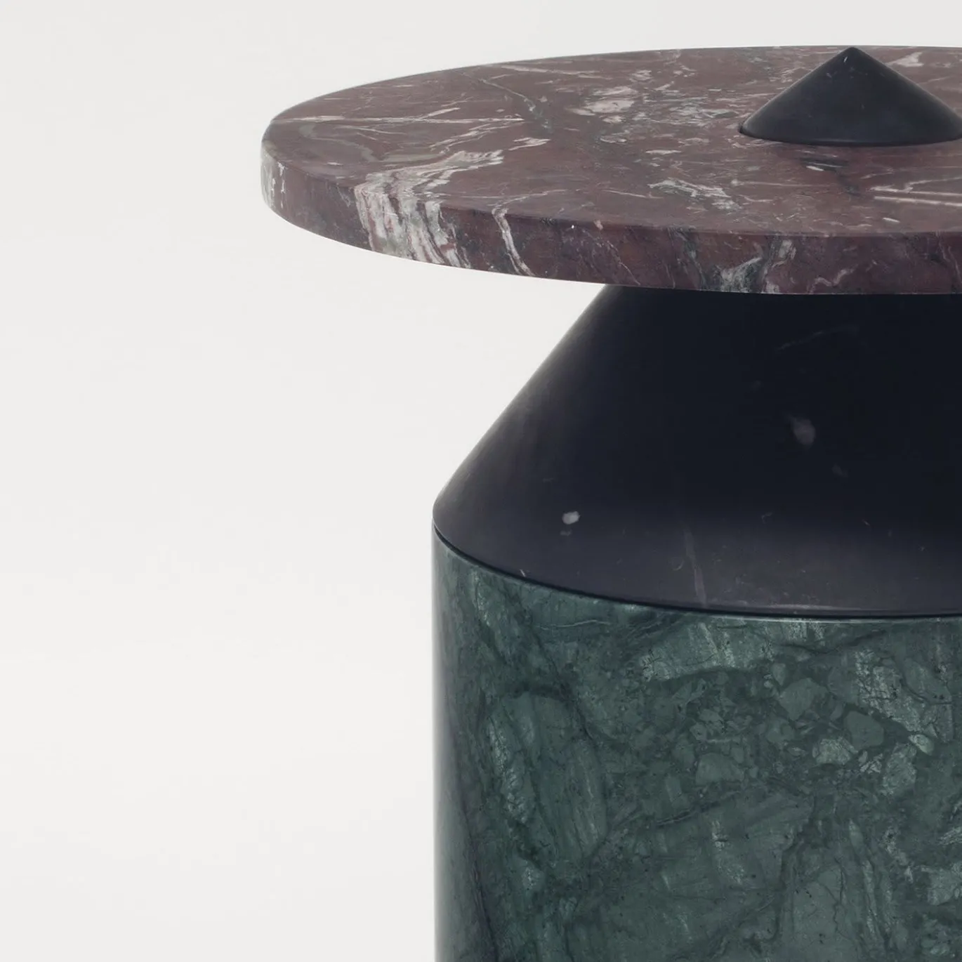Tavolino Totem in marmo verde/nero/rosso di Karen Chekerdjian