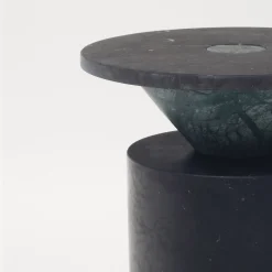 Tavolino Totem nero/verde di Karen Chekerdjian