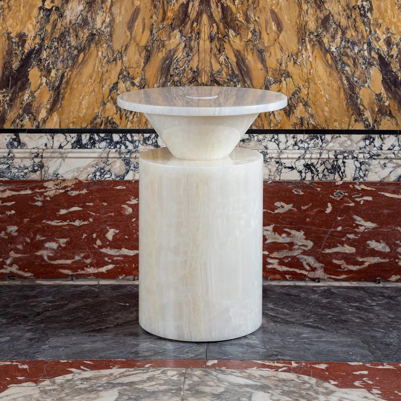 Tavolino Totem Onyx di Karen Chekerdjian