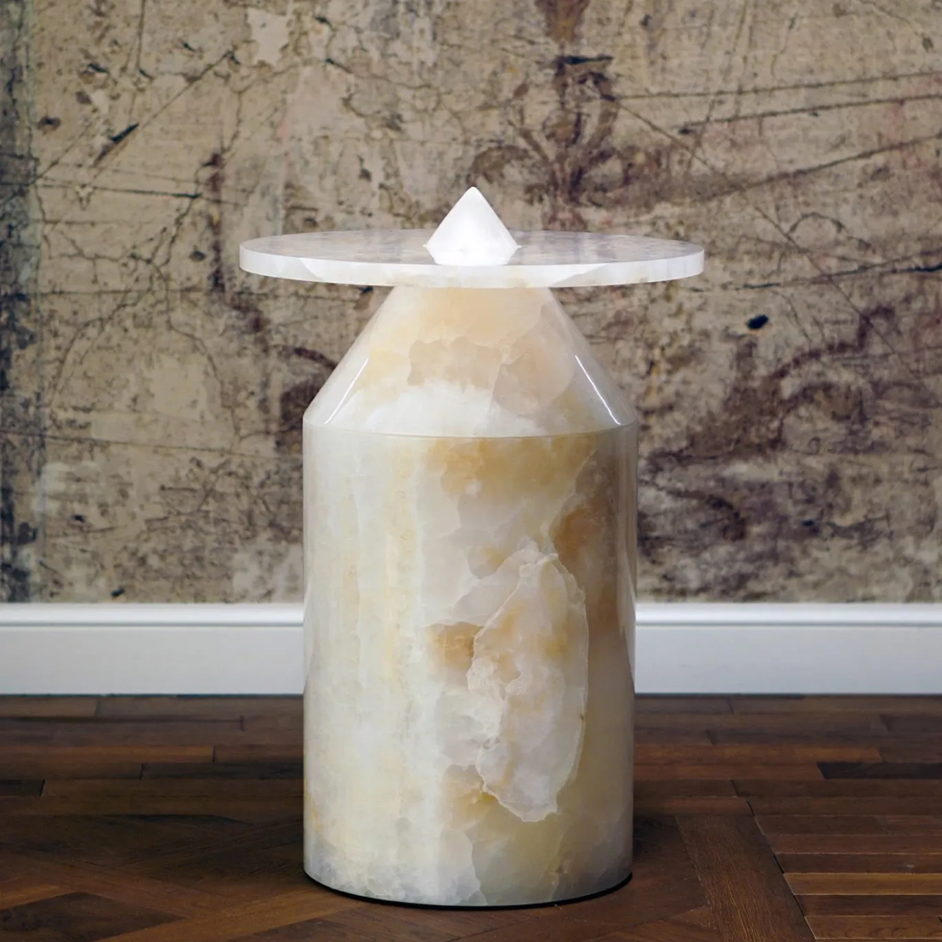 Tavolino Totem Onyx di Karen Chekerdjian