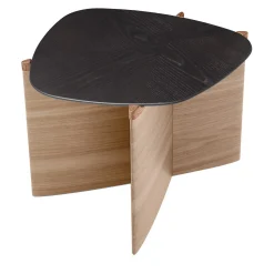 Tavolino triangolare Griffe in noce canaletto con top in legno di frassino