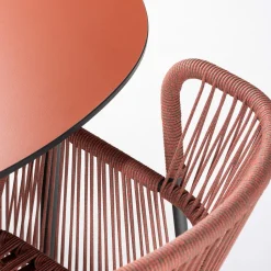 Tavolo Altana T-OV Oval Brick-Red di Antonio De Marco