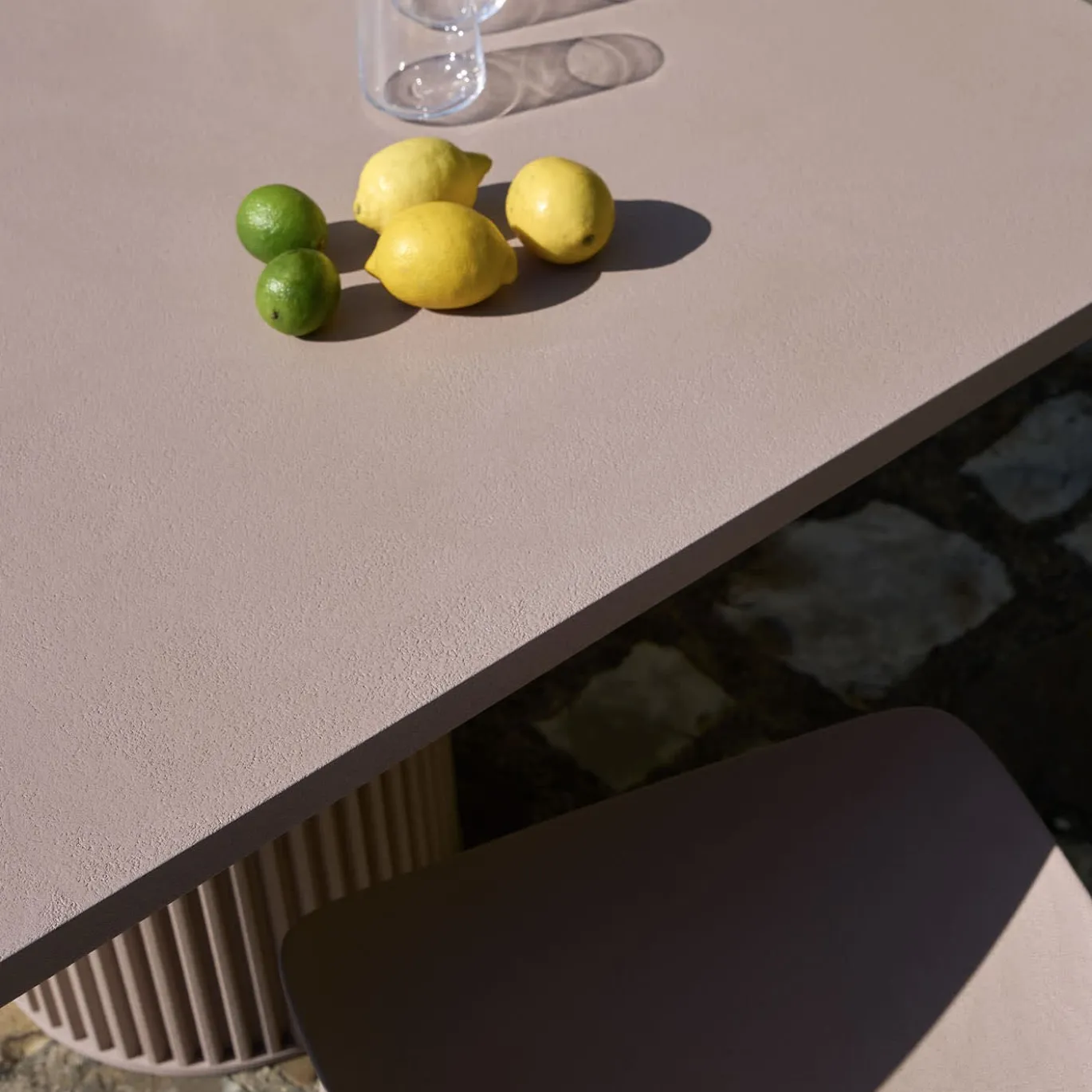 Tavolo Bistro In Alluminio Corkcrete Tortora