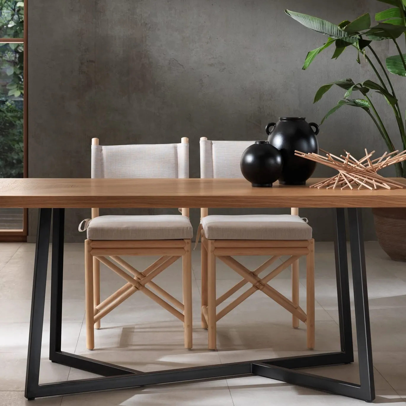Tavolo Carol con Base in Ferro e Top in Legno