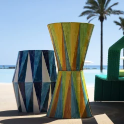 Tavolo con decoro a rombi a rombi multicolore lucido in ceramica