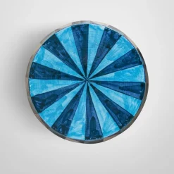 Tavolo con decoro a rombi bianchi e blu lucido in ceramica