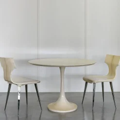 Tavolo con piedistallo rotondo bianco con flauto in pelle di capra