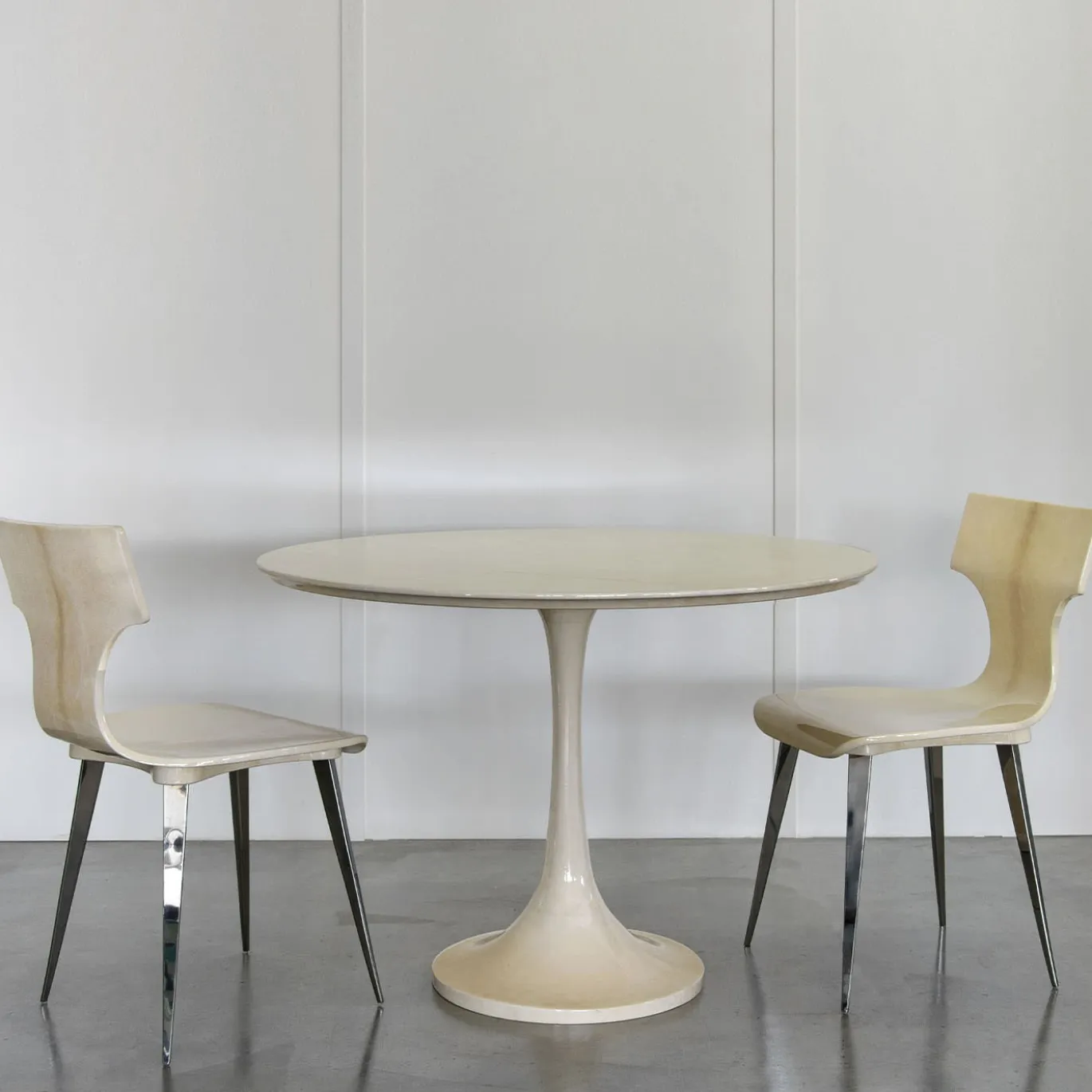 Tavolo con piedistallo rotondo bianco con flauto in pelle di capra