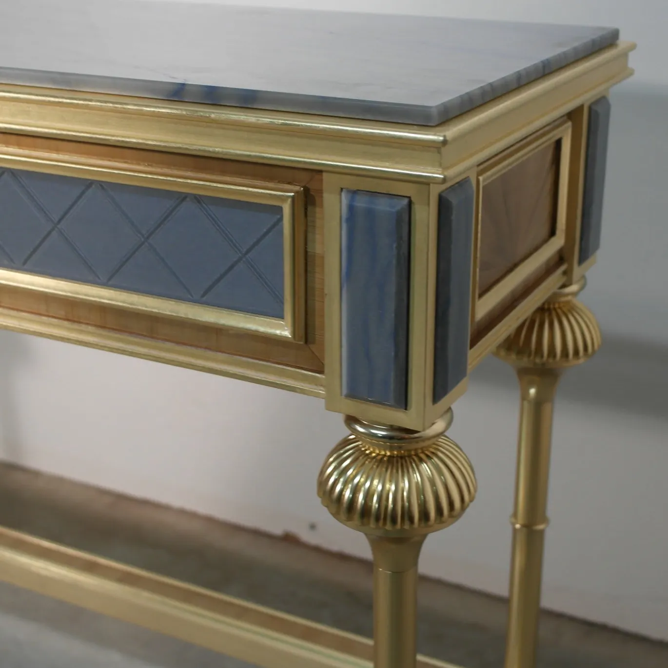 Tavolo consolle lungo in foglia d'oro