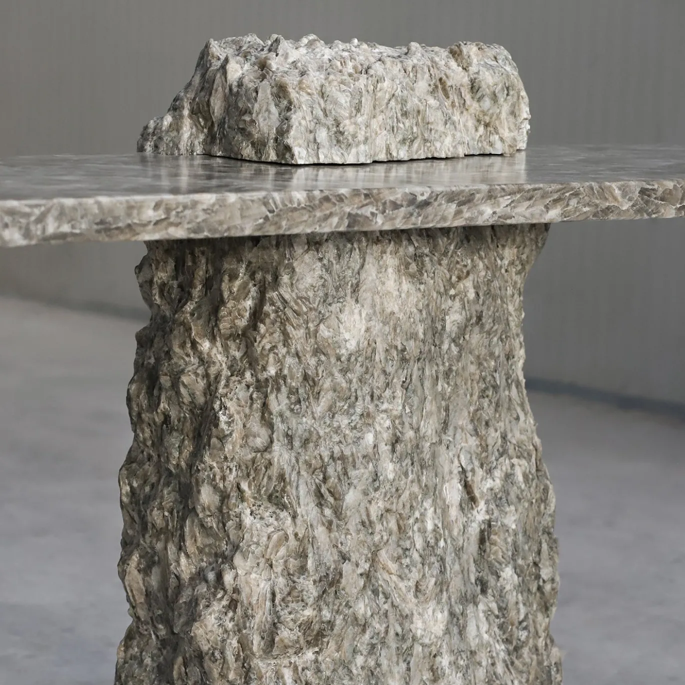 Tavolo consolle Strata in alabastro grigio