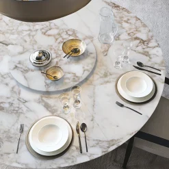 Tavolo da pranzo Arne in marmo Calacatta Oro con gambe rivestite in pelle di Roberto Lazzeroni
