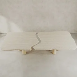 Tavolo da pranzo Faraglioni grande con piano diviso in travertino e gambe in rovere