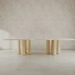 Tavolo da pranzo Faraglioni grande con piano diviso in travertino e gambe in rovere