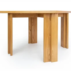 Tavolo da pranzo in legno con intarsio geometrico
