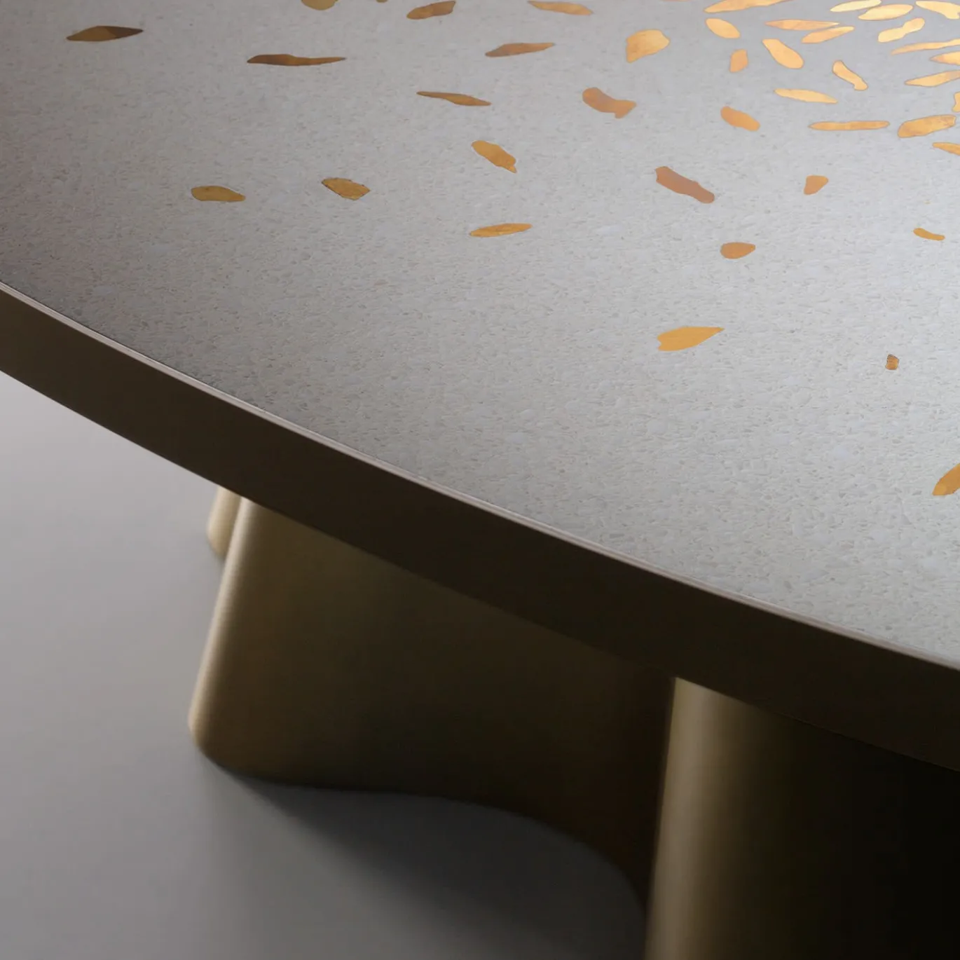 Tavolo da pranzo in terrazzo veneziano e ottone Vela di R&D De Castelli