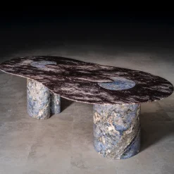 Tavolo da pranzo Maragnon in Sodalite Blu Royal e Marmo Breccia Medicea di Ashley Gadeova