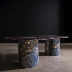 Tavolo da pranzo Maragnon in Sodalite Blu Royal e Marmo Breccia Medicea di Ashley Gadeova