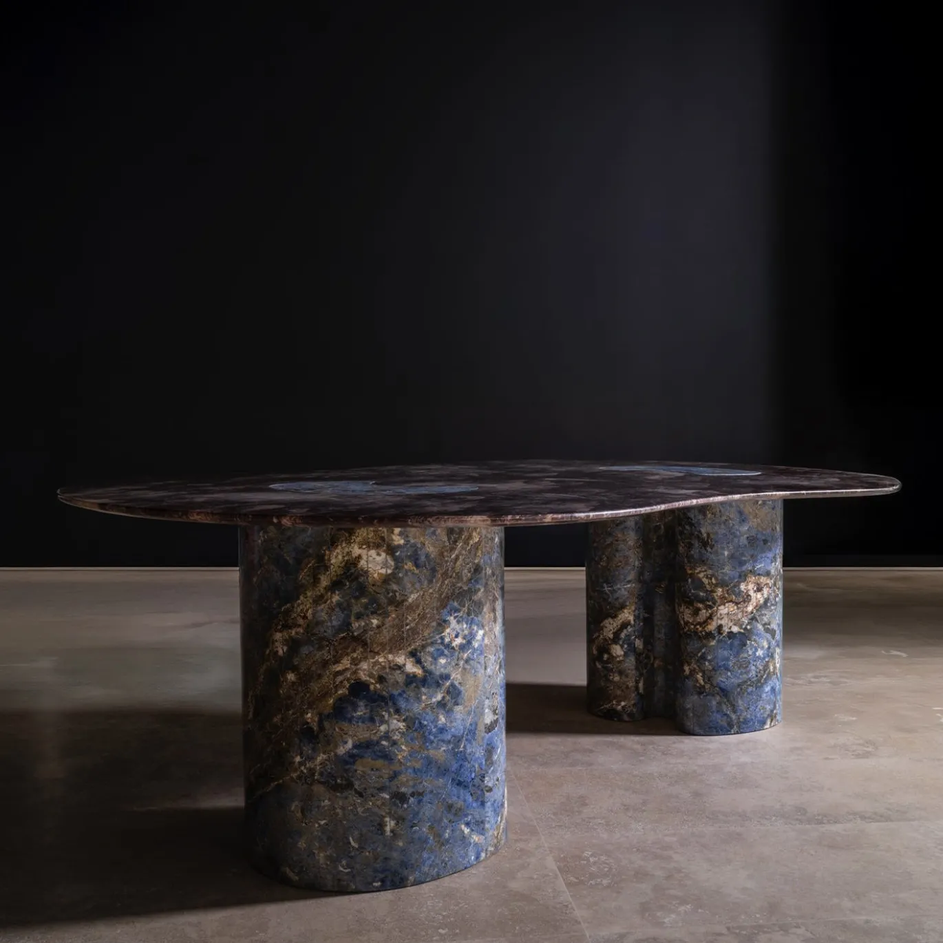 Tavolo da pranzo Maragnon in Sodalite Blu Royal e Marmo Breccia Medicea di Ashley Gadeova