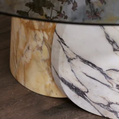 Tavolo da pranzo Petalo con base in tre tipi di marmo e piano in vetro fumé