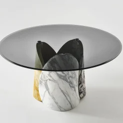 Tavolo da pranzo Petalo con base in tre tipi di marmo e piano in vetro fumé