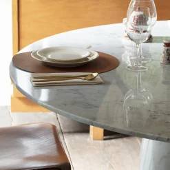 Tavolo da pranzo Petalo con base in tre tipi di marmo e piano in marmo di Carrara