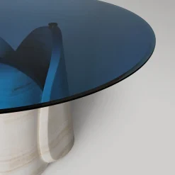 Tavolo da pranzo Petalo in Onice Avorio con piano in vetro blu Cina