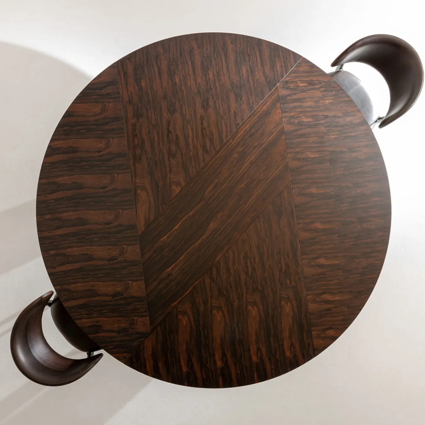Tavolo da Pranzo Poe in Legno di Ziricote con Gambe Scultoree