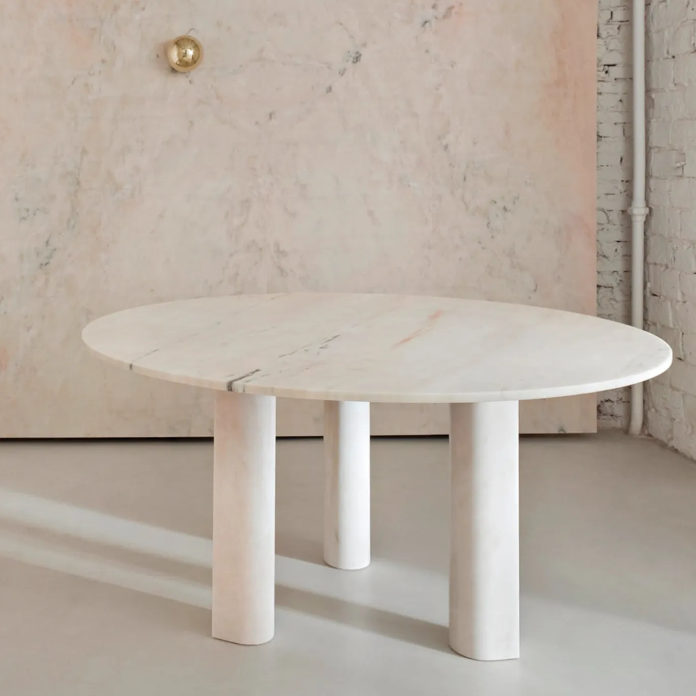 Tavolo da pranzo Rosa Portogallo Marble Lovemelovemenot di Michael Anastassiades