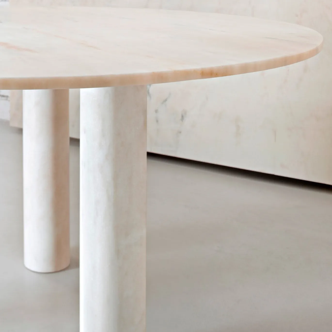 Tavolo da pranzo Rosa Portogallo Marble Lovemelovemenot di Michael Anastassiades