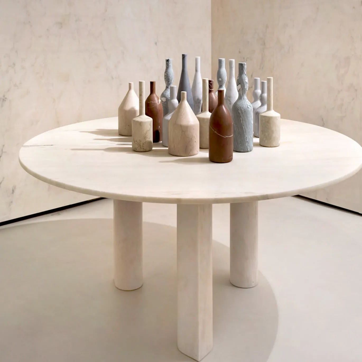 Tavolo da pranzo Rosa Portogallo Marble Lovemelovemenot di Michael Anastassiades